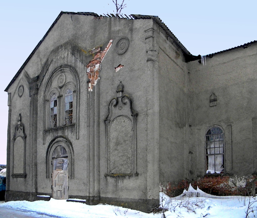 Заброшенная Покровская церковь в городе Короча