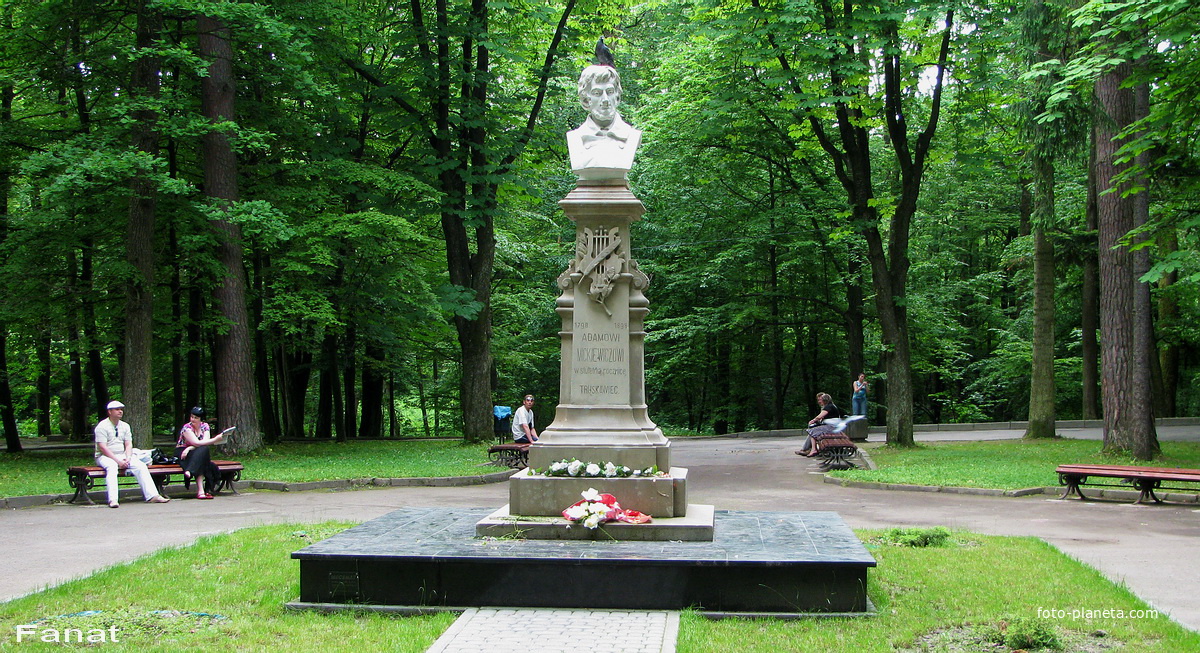 Памятник А. Мицкевичу в парке