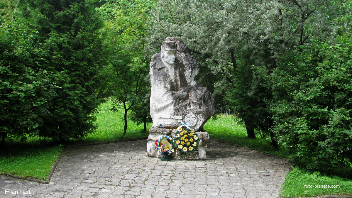 Памятник Р. Ризняку (псевдоним Макомацкий)