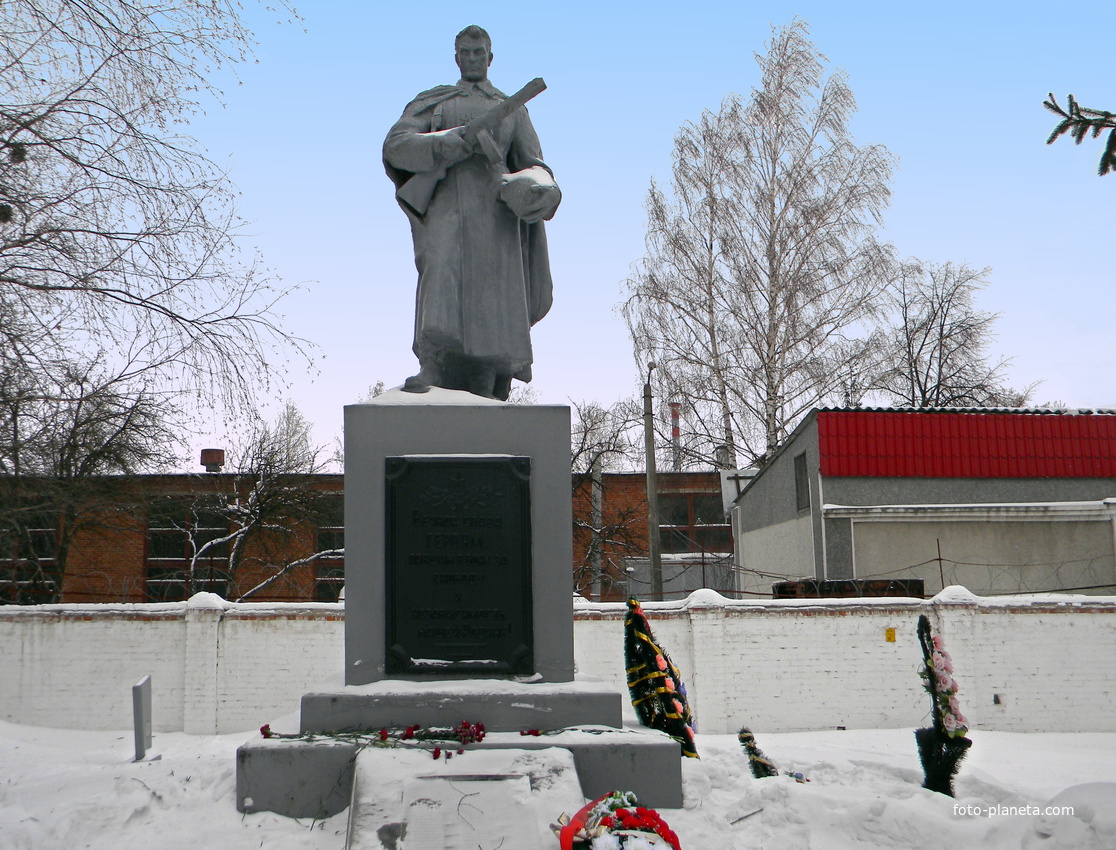 Памятник защитникам Родины у ворот машиностроительного завода