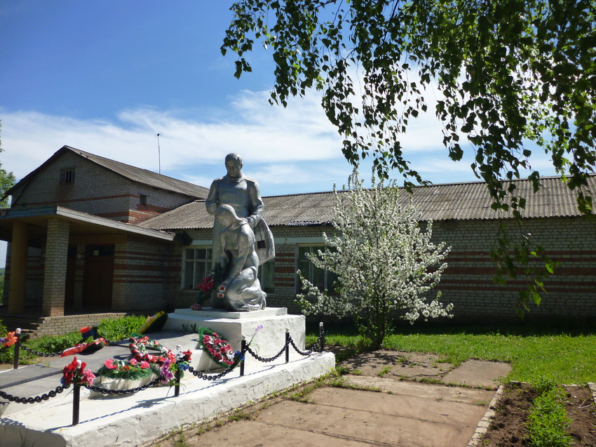 Памятник погибшим воинам у Дома Культуры