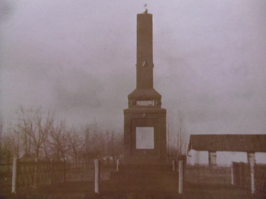 Відкриття обеліска в с Ревівка було 26 листопада 1961 року