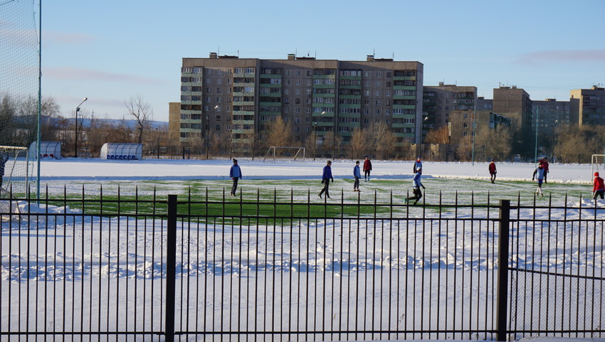 Стадион зимой.Тренировка.
