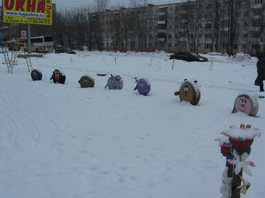 Луга, на детской площадке