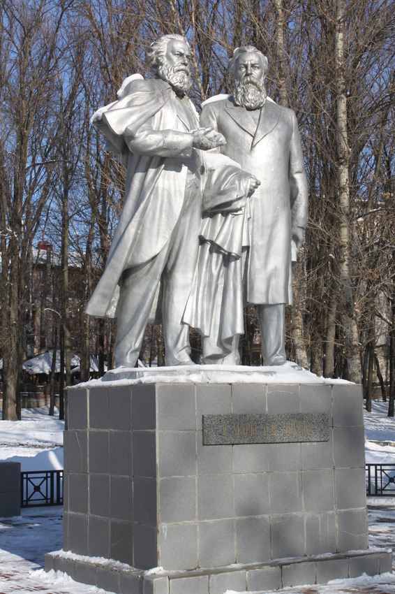 Белгород. Памятник К.Марксу и Ф.Энгельсу.