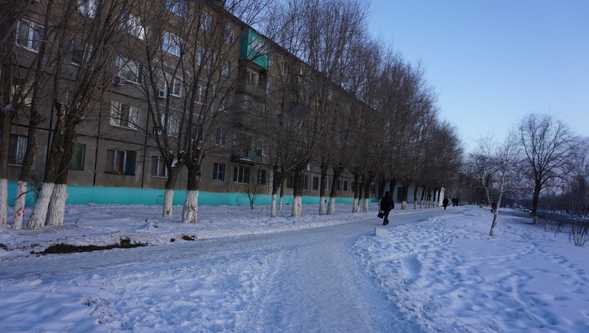 На улице Комарова.