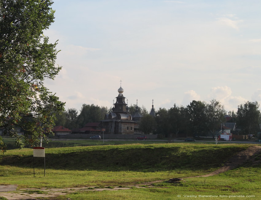 Суздаль. Панорама на церковь Преображения, музей деревянного зодчества