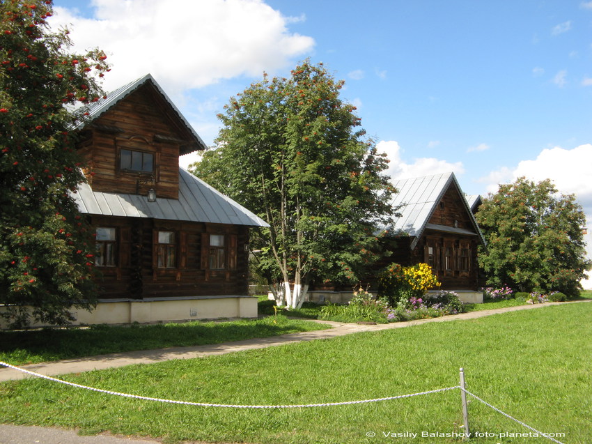 Суздаль. Деревянные дома в Покровском женском монастыре