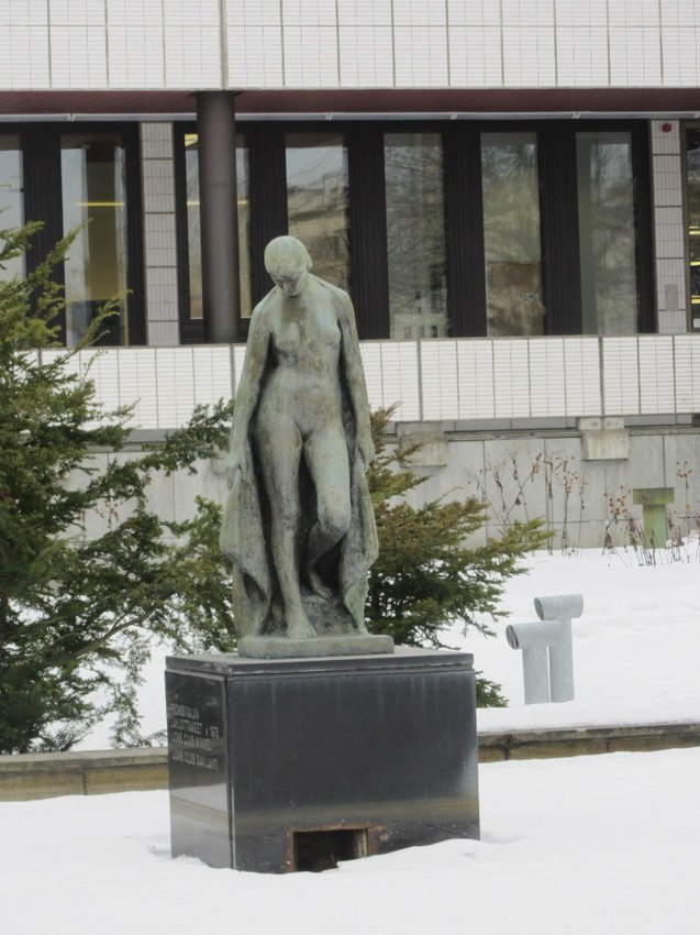 Миккели, скульптура возле библиотеки