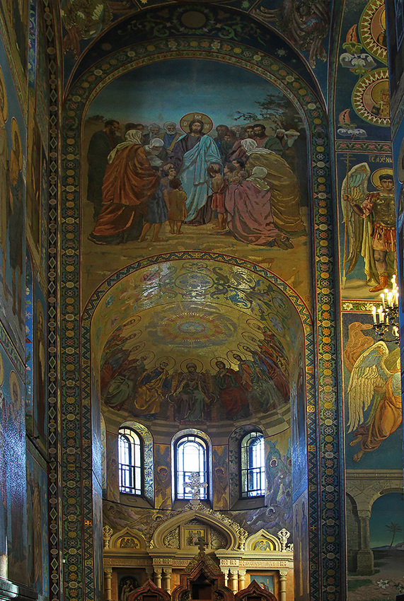 В храме Спаса-на-Крови