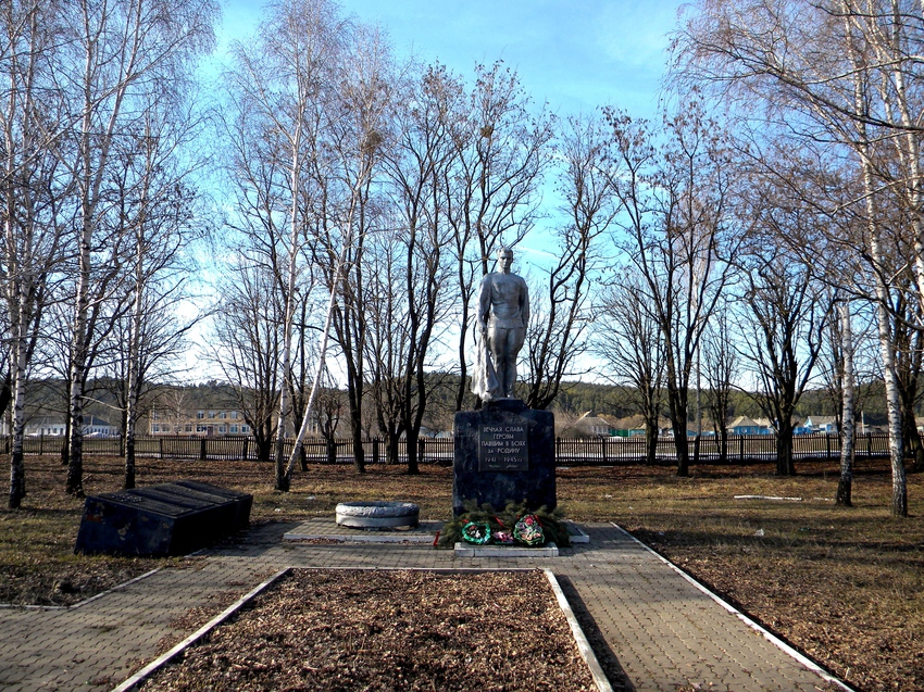 Братская могила 9 советских воино