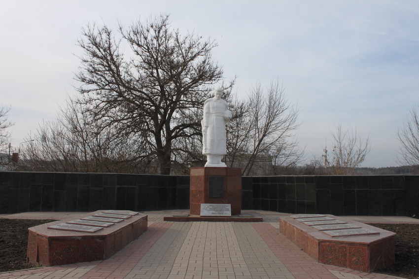 Памятник погибшим воинам на ул. Красноармейской.