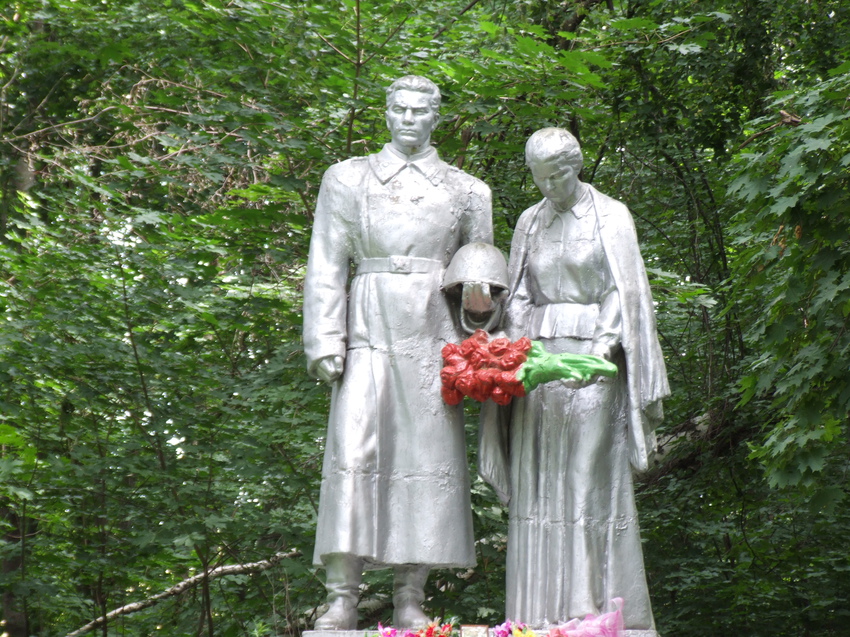 Памятник погибшим при освобождении д. Избищи воинам