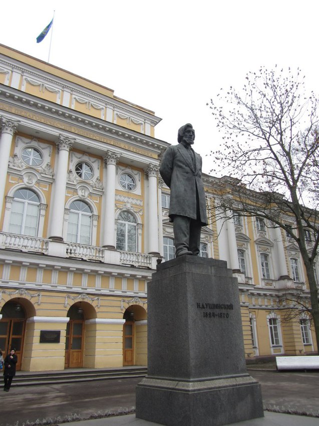 Дворец Разумовского, памятник К. Д. Ушинскому