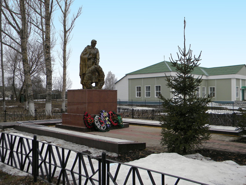 Братская могила 814 советских воинов