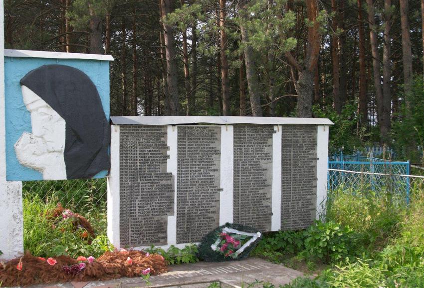 Памятник погибшим в войну у входа на кладбище.