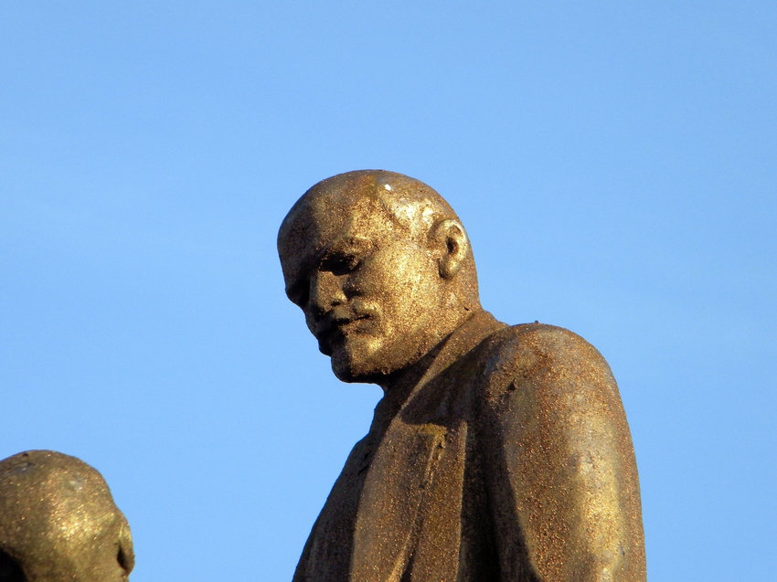 Памятник Ленину у здания школы в селе Цепляево