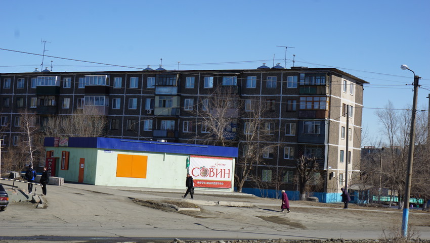 На улице Комарова.