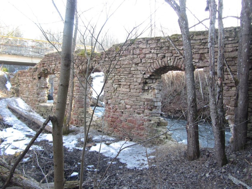 Руины мукомольной мельницы полковника Шемиота на реке Сума