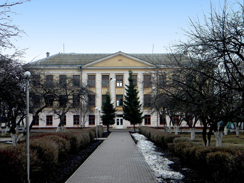 Здание гимназии в поселке Прохоровка