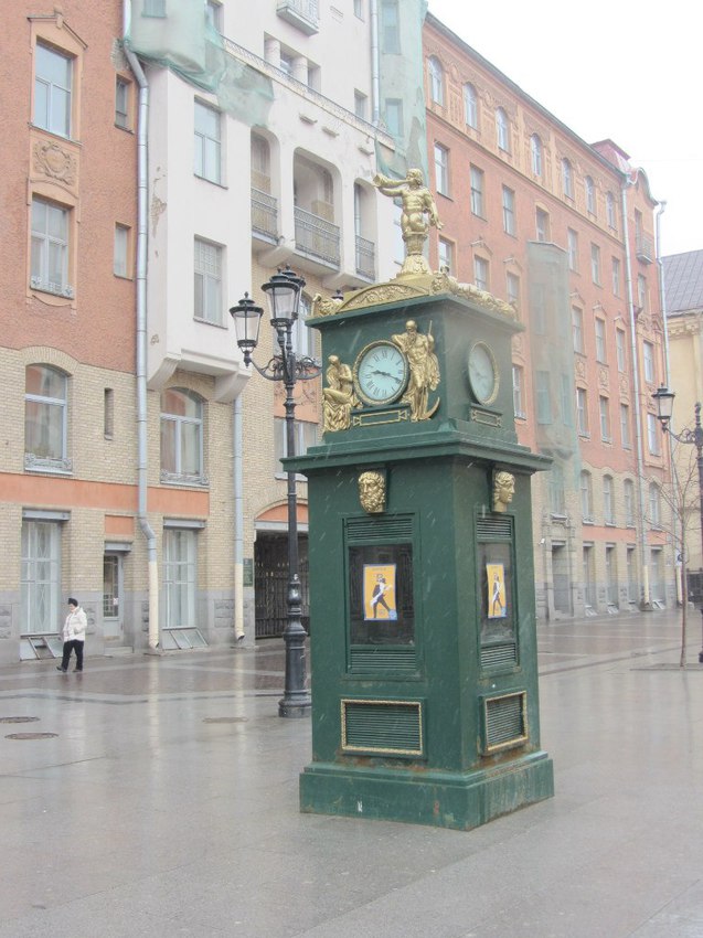 Санкт-Петербург. Часы-барометр на Малой Конюшенной улице