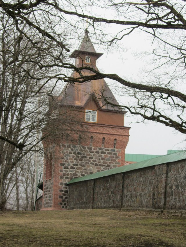 Наружная стена монастыря.