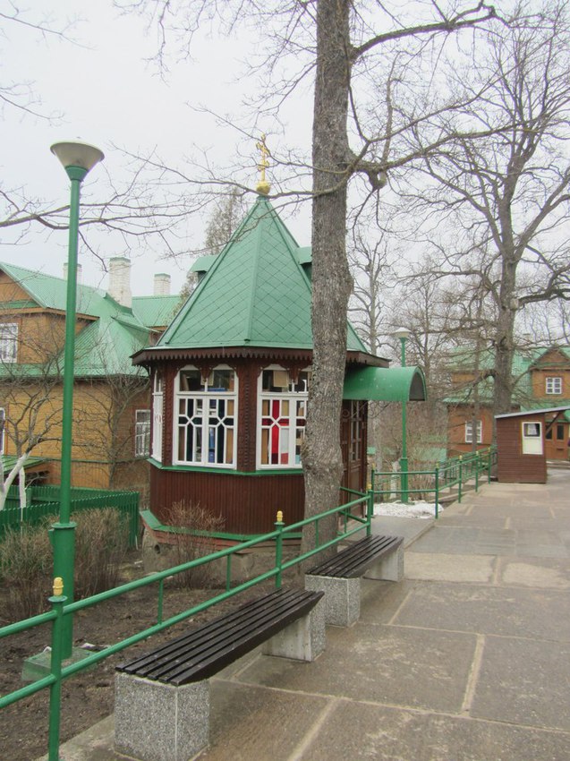 на территории монастыря, церковная лавка