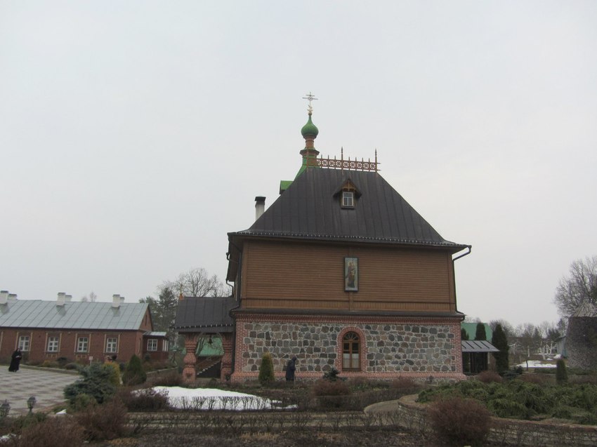 на территории монастыря