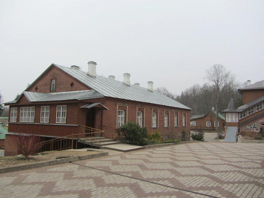 на территории монастыря