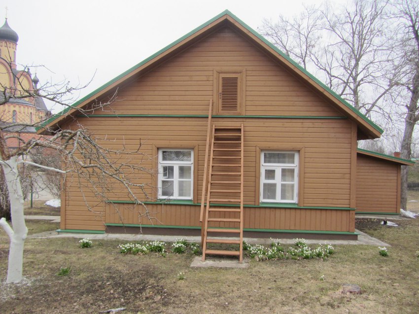 на территории монастыря