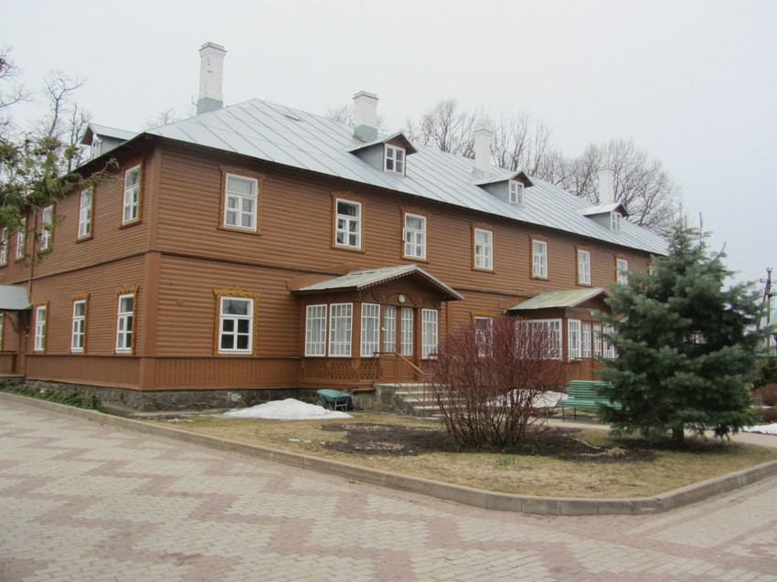 на территории монастыря