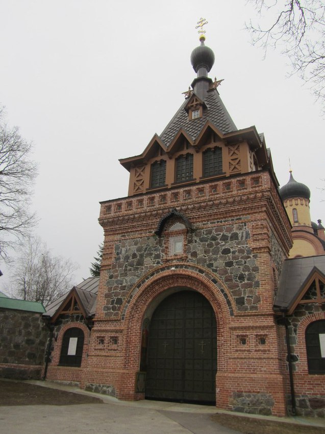 Главный вход с колокольней.