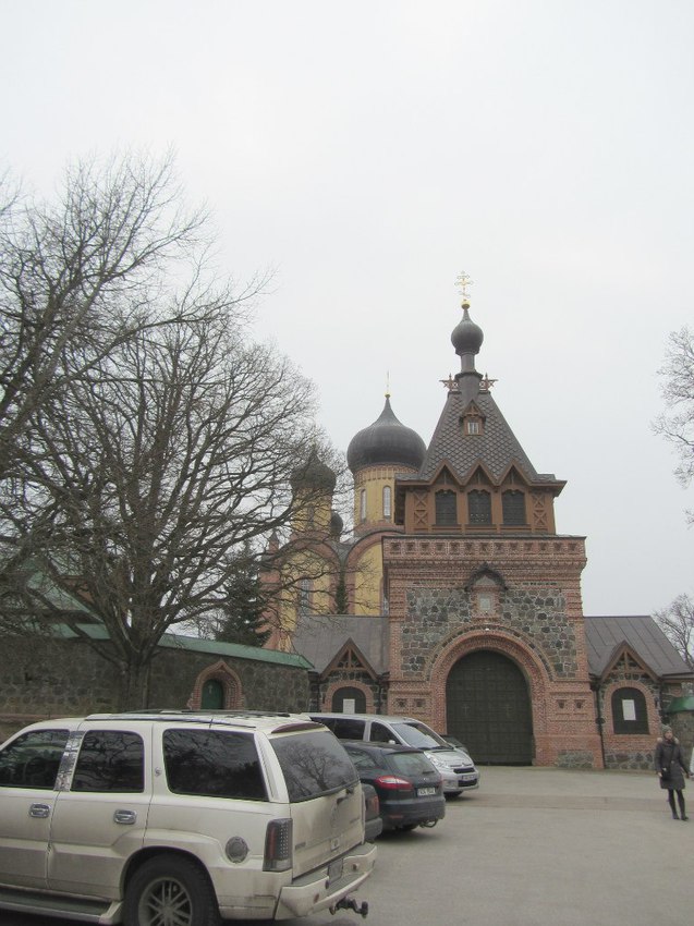 Главный вход с колокольней.