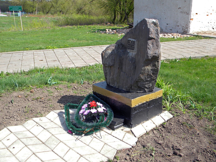 Могила неизвестного солдата в поселке Горьковский