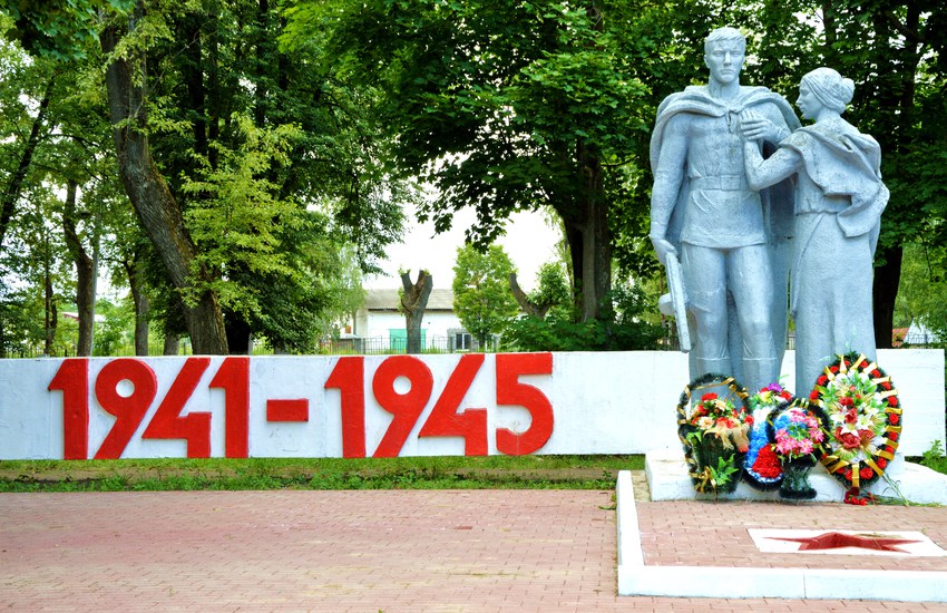 Комплекс - мемориал воинам Великой Отечественной войны.