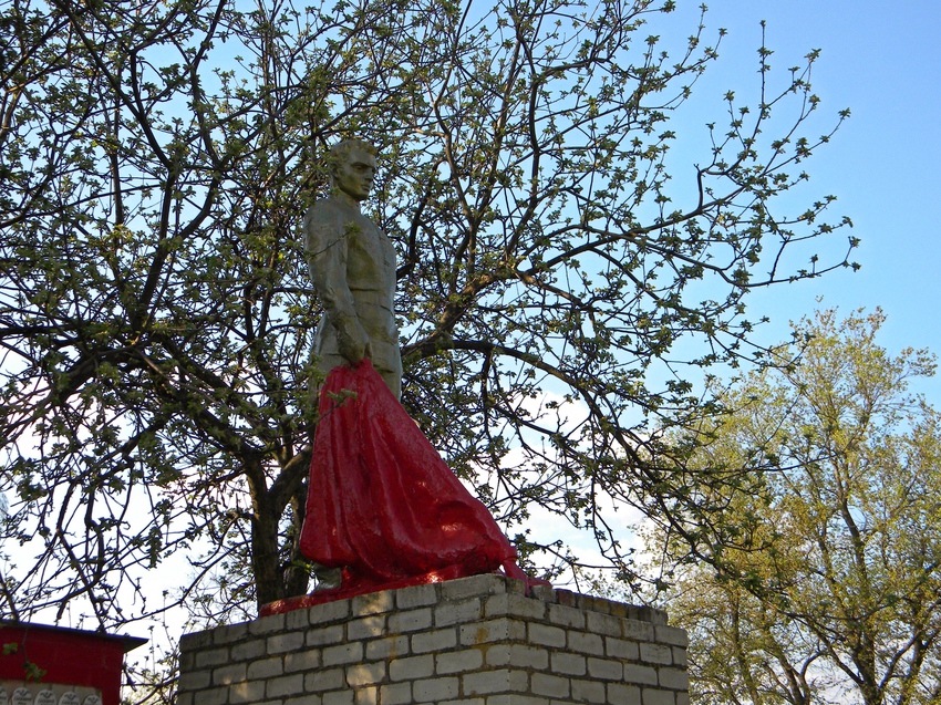 Памятник на братской могиле 9 советских воинов