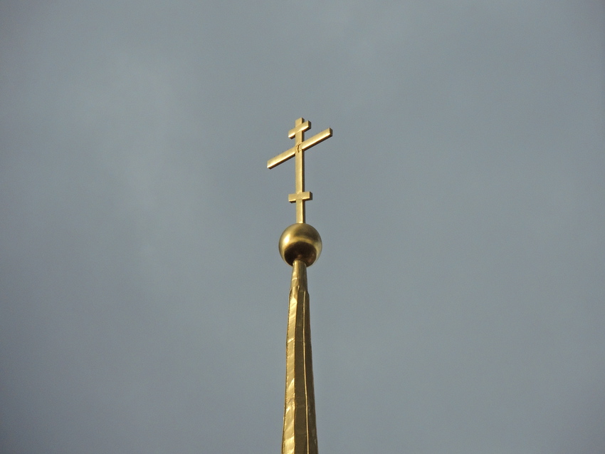 Крест на шпиле соборной колокольни кремля