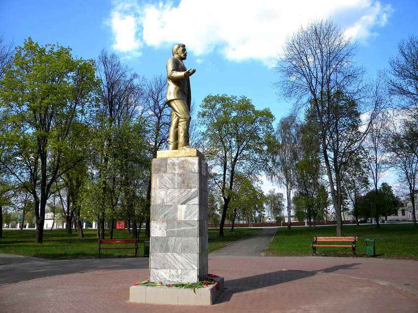 Памятник Шухову в парке города Грайворон