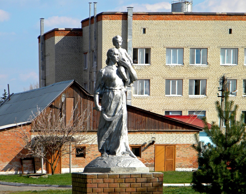 Статуя колхозницы с серпом во дворе больницы города Грайворон