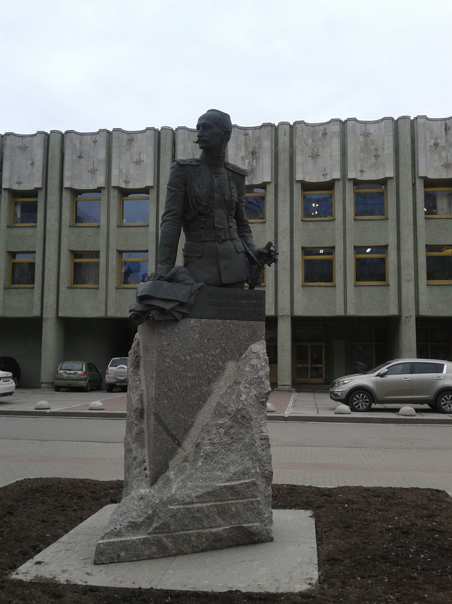 Памятник генералу Брусилову.