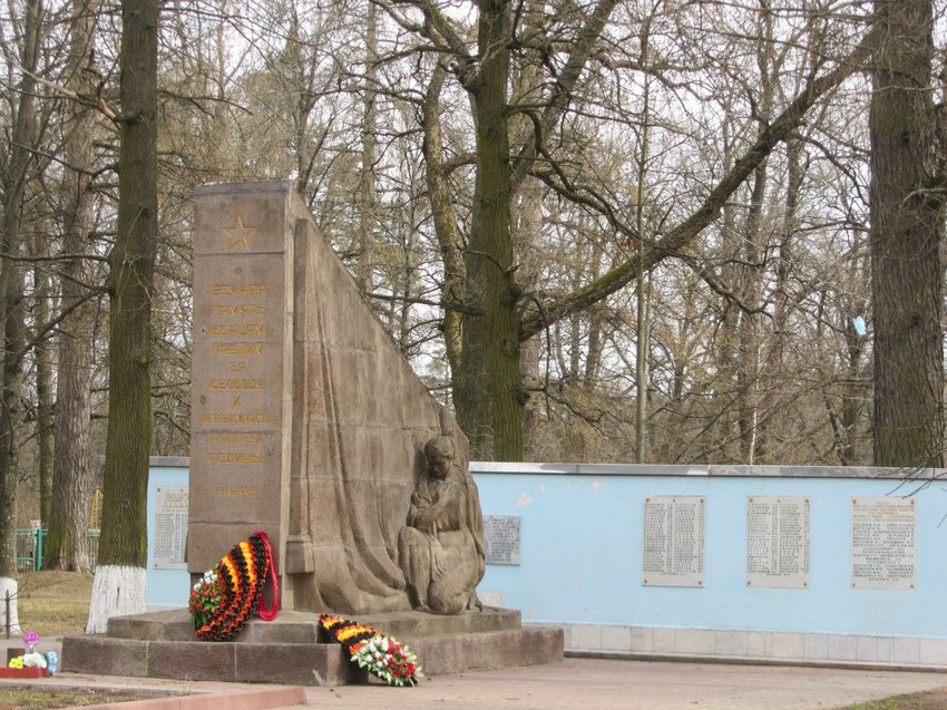 Памятник ВОВ в центре посёлка