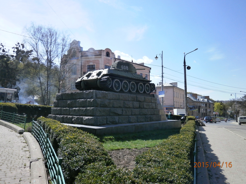 Танк екіпажу гвардії лейтенанта Нікітіна П.Ф.,що звільняв місто від німецько-фашистських загарбників.