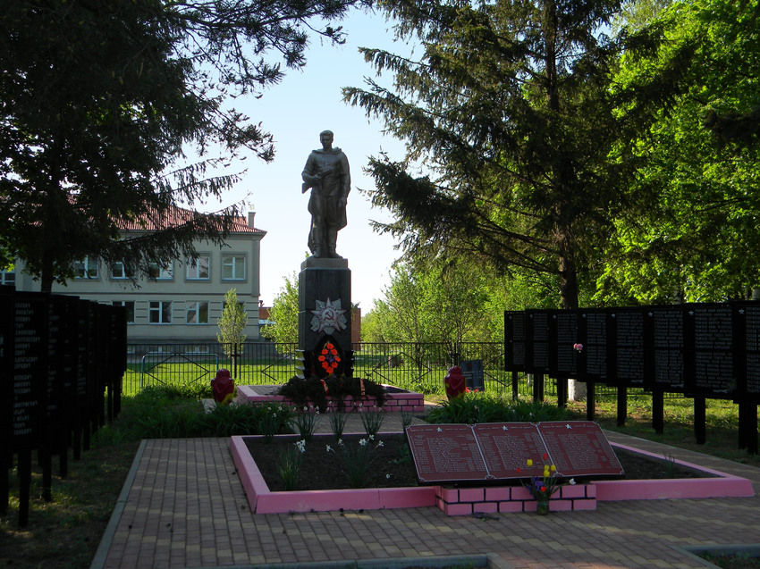 Братская могила 61 советского воина