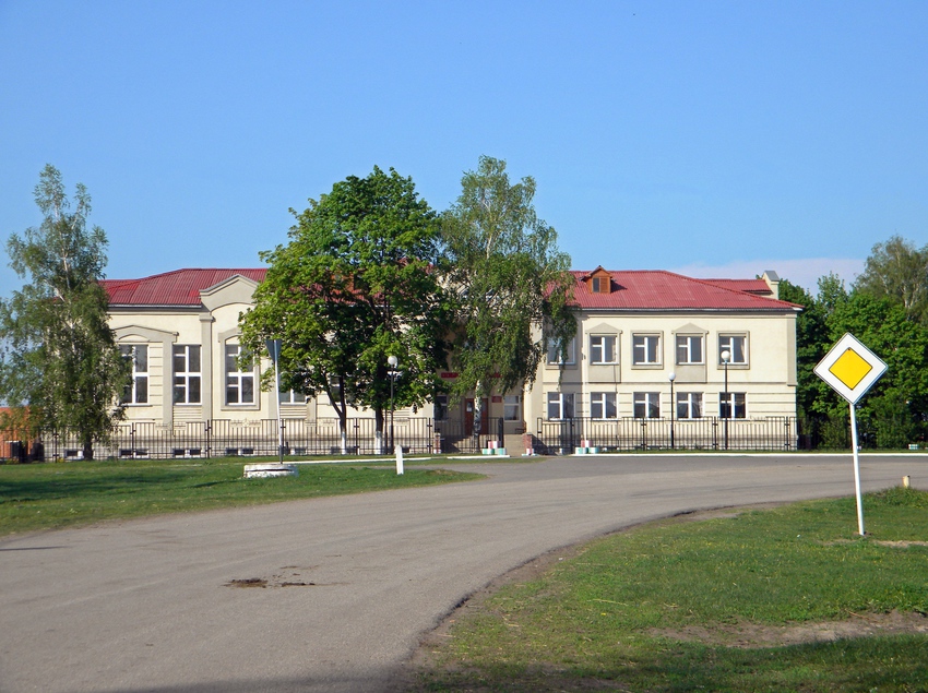 Здание школы села Демидовка