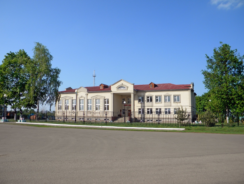 Здание школы села Демидовка