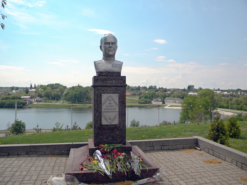 Памятник Жукову в поселке Красная Яруга