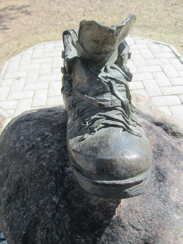 Сосновый Бор, скульптура &quot;туристический ботинок-первопроходец&quot;, другой ракурс