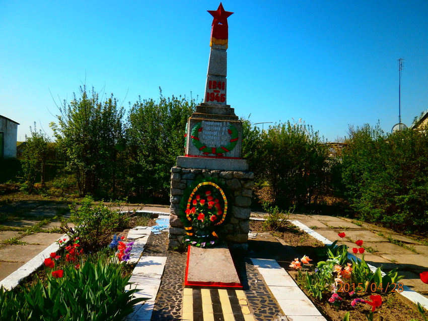 Пам&quot;ятник воїнам-односельчанам,що загинули в роки Великої Вітчизняної війни.