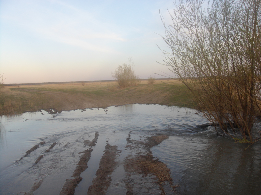 Разлив . Перекат воды через дамбу