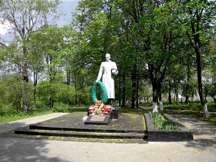 Братская могила 45 советских воинов